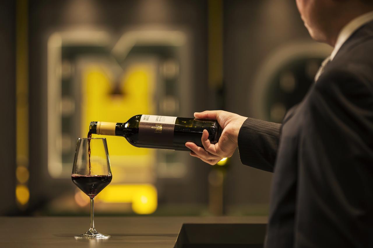 Omo7 Asahikawa By Hoshino Resorts Bagian luar foto Wine being poured