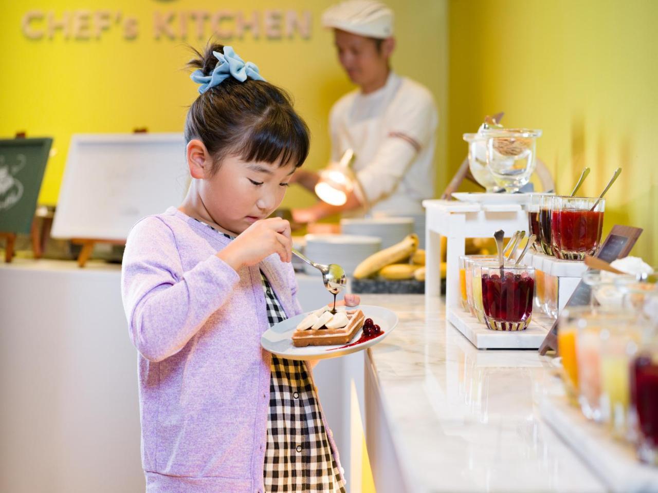 Omo7 Asahikawa By Hoshino Resorts Bagian luar foto A child eating dessert