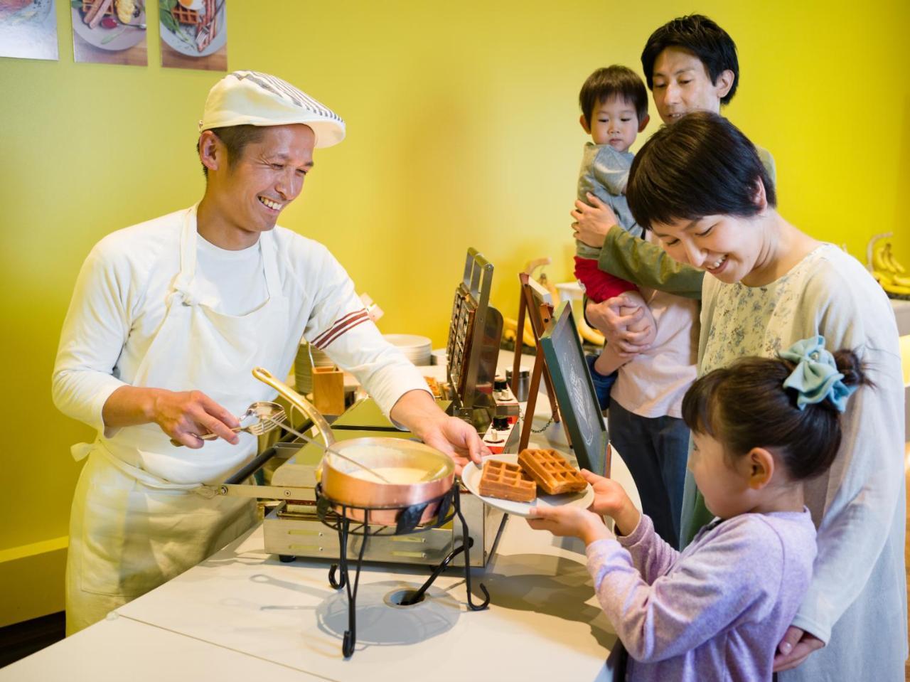 Omo7 Asahikawa By Hoshino Resorts Bagian luar foto A family at a buffet